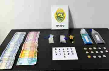 Pinhão - ROTAM apreende crack e prende homem após denúncias de tráfico